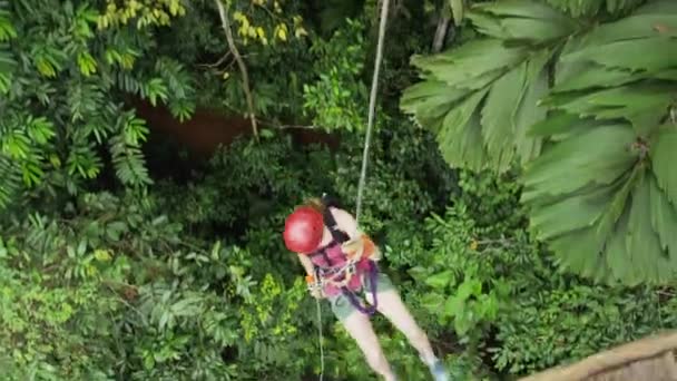 Mulher forro zip para o chão da floresta tropical — Vídeo de Stock