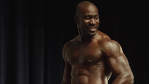 Bodybuilder poseren op het podium in concurrentie — Stockvideo