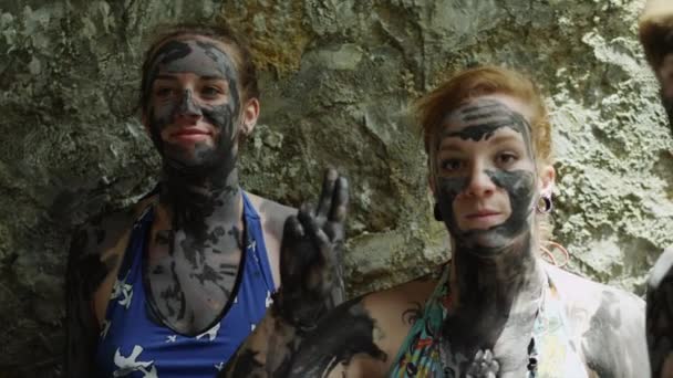 Дівчата експериментують з фарбою для тіла — стокове відео