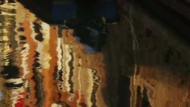 ヴェネツィアの運河の水の波打つ — ストック動画