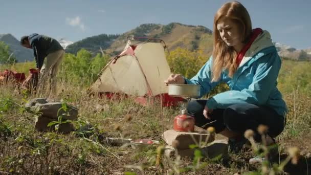 Excursionistas usando estufa de camping — Vídeo de stock