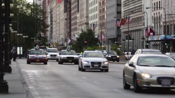 Verkeer op Michigan Avenue — Stockvideo