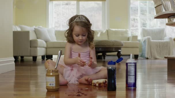 Bailarina menina espalhando comida no joelho — Vídeo de Stock