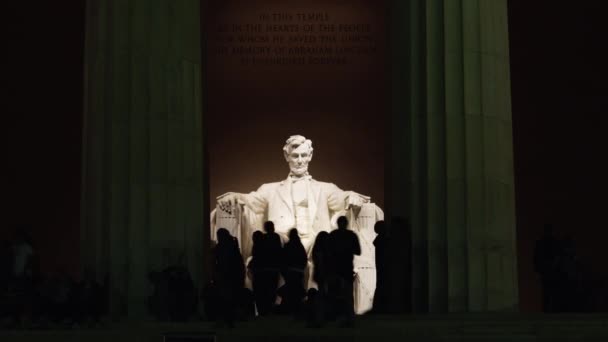 Personas frente al Monumento a Abraham Lincoln — Vídeo de stock
