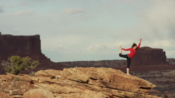 Frau macht Yoga am Berg — Stockvideo