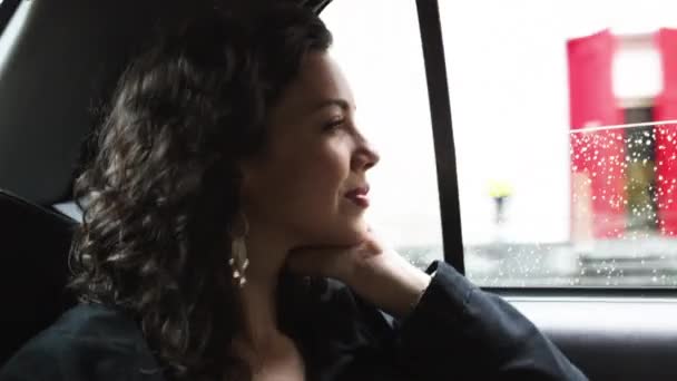 Woman sitting on backseat of car — Stock Video