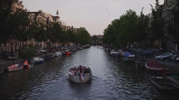 Båt med grupp människor vid kanalen — Stockvideo