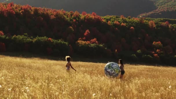 Les filles jouent avec la boule gonflable de globe — Video