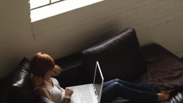 Fiatal nő használ Laptop a kanapé — Stock videók