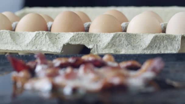 Rashers de bacon na frigideira — Vídeo de Stock