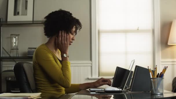 Femme célébrant dans le bureau — Video