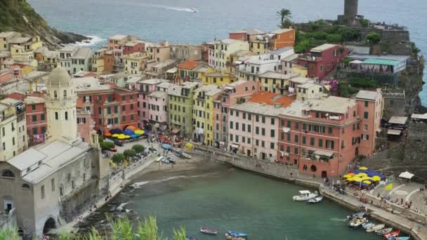 Village côtier et rampe de bateau — Video