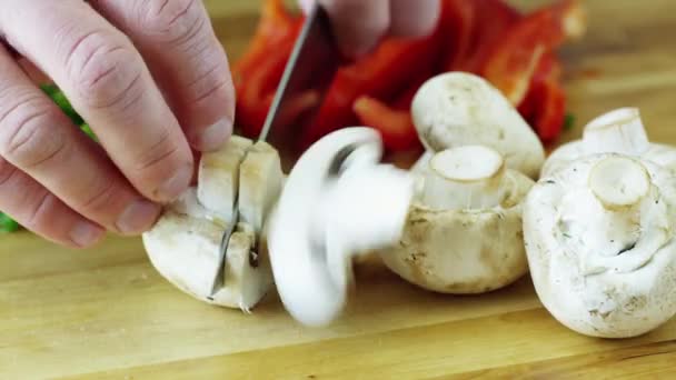 Руки режут грибы — стоковое видео