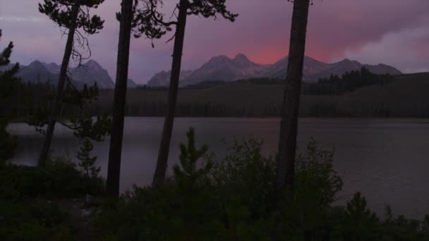 Vistas panorámicas del lago y las montañas — Vídeos de Stock