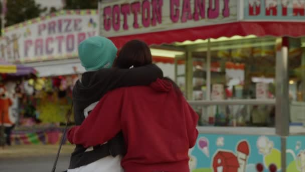 Mujeres abrazándose en el parque — Vídeo de stock