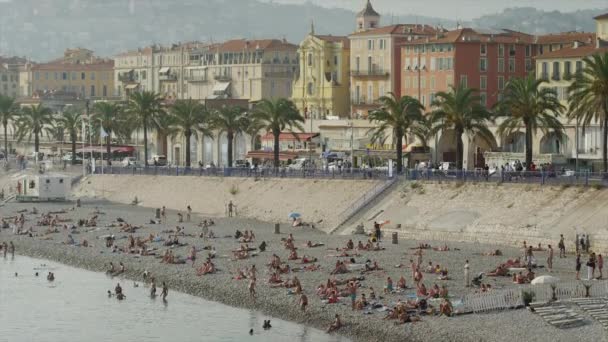 Människor njuter av Promenade des Anglais — Stockvideo