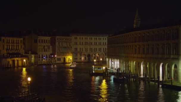 夜の運河のボートの交通 — ストック動画