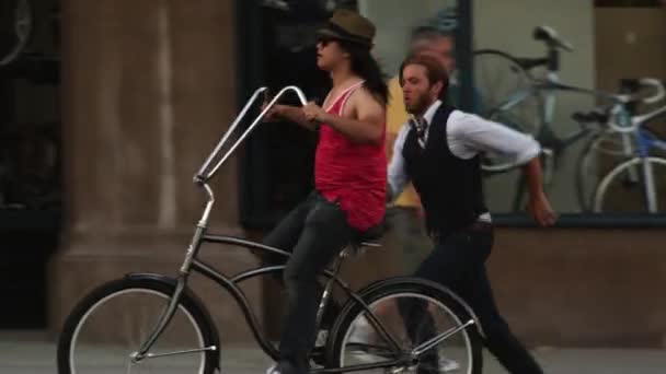 Homens andando de bicicleta na rua — Vídeo de Stock