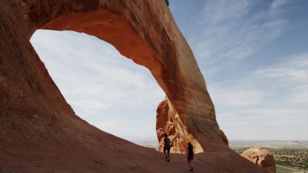 Lidé turistiky na Wilson Arch — Stock video