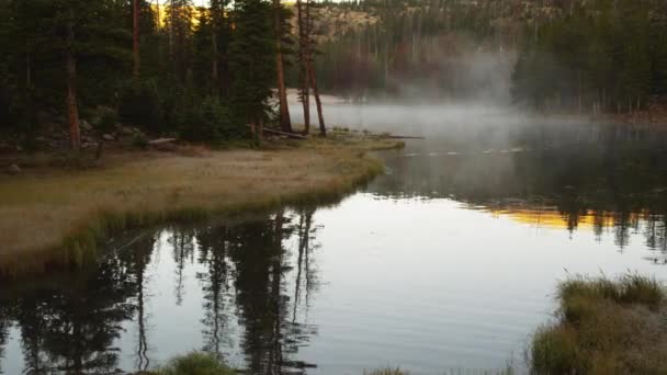 Nebel über dem See in den Bergen von Uinta — Stockvideo