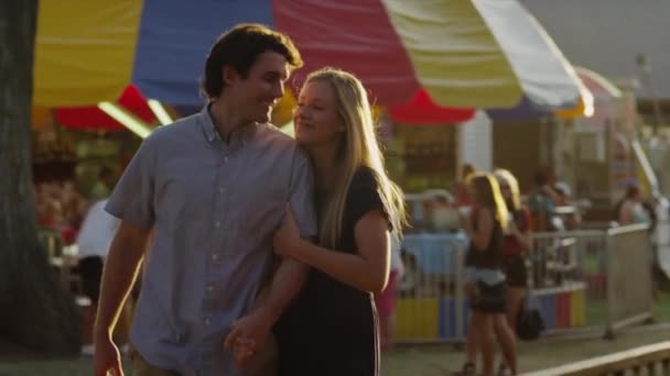 Joven pareja besándose en carnaval — Vídeos de Stock