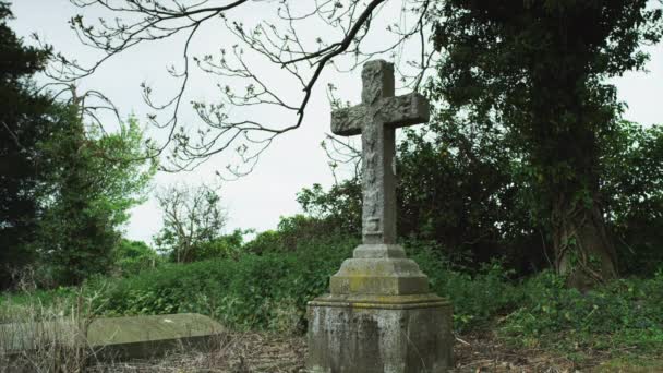 Крест на старом надгробии — стоковое видео