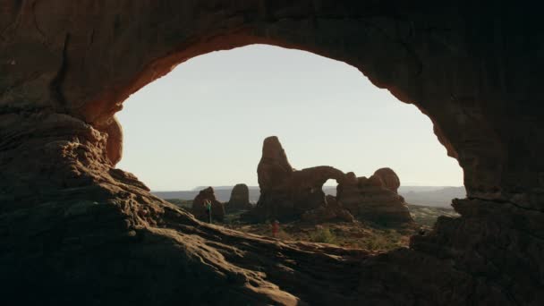 Caminhantes no arco do parque nacional — Vídeo de Stock