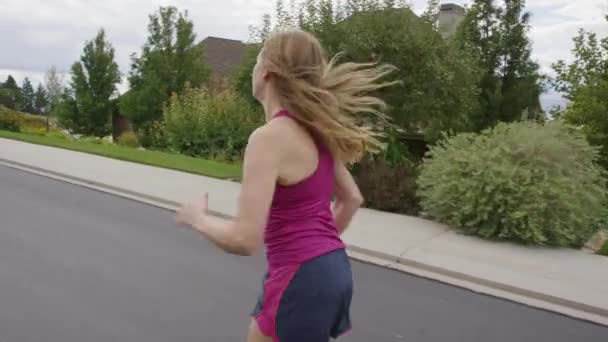 Mulher correndo no bairro suburbano — Vídeo de Stock