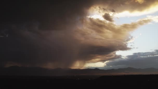 Dramatische stormachtige wolken over bergen — Stockvideo