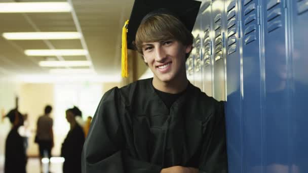 Hombre graduado en corredor escolar — Vídeos de Stock