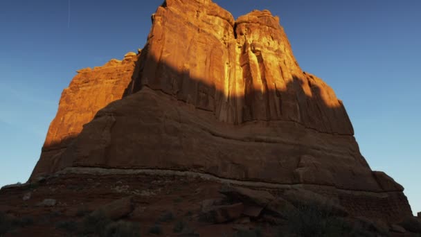 Formación de rocas altas en el parque nacional — Vídeos de Stock