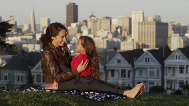 Женщина с дочерью играет в парке — стоковое видео