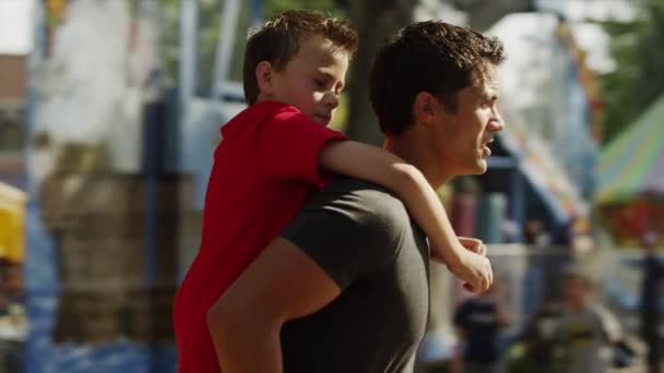 Baba oğul karnavalında piggybacking — Stok video