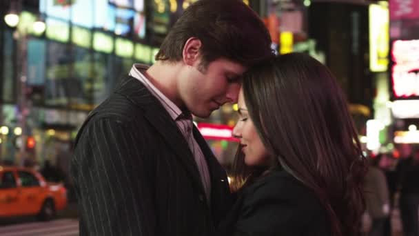 Casal abraçando em Times Square à noite — Vídeo de Stock