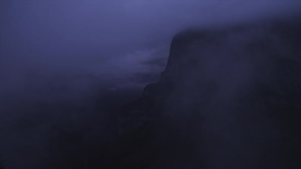 夕暮れ時にアルプスを覆う雲 — ストック動画