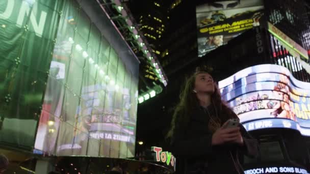 Tonårig flicka fotografering på Time Square — Stockvideo