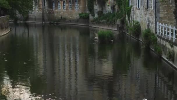 Fiume con vecchi edifici sul lungomare — Video Stock