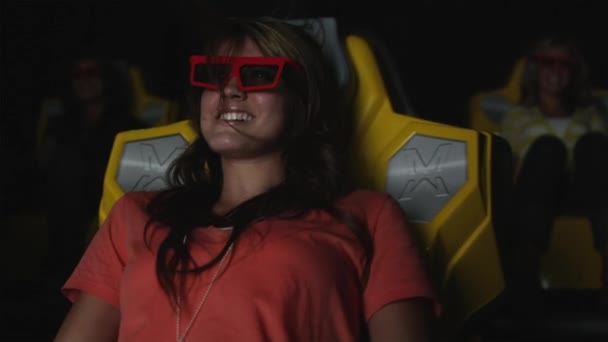 Woman in 3-D movie theater — Stock Video