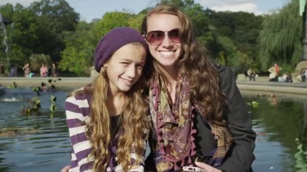 Meninas adolescentes em Central Park — Vídeo de Stock