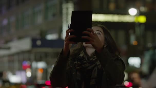Жінка використовує планшет на міській вулиці — стокове відео