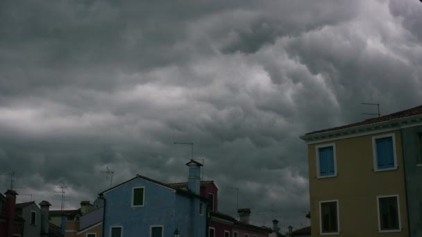 Nubes de tormenta sobre casas — Vídeo de stock