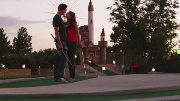 Couple embrasser sur le terrain de golf — Video