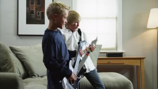 Dos chicos tocando guitarras eléctricas — Vídeo de stock