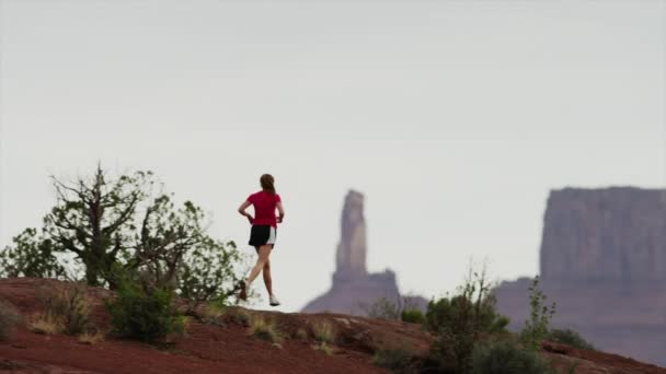 Mulher correndo em Fisher Towers — Vídeo de Stock