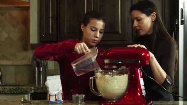 Madre e hija, preparando la comida en la cocina — Stockvideo
