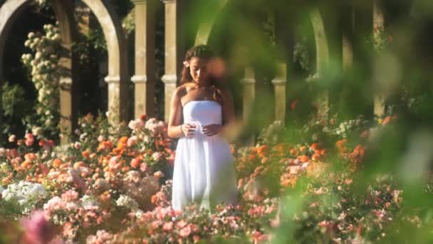 Adolescente marche à travers jardin d'été — Video