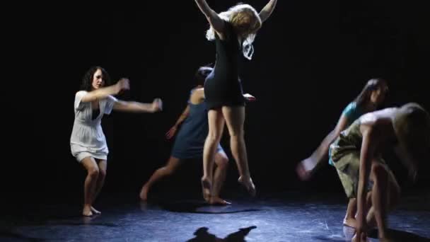 Unga kvinnor dansar — Stockvideo