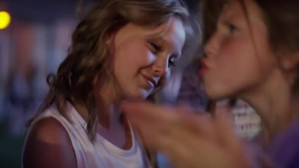Chicas bailando en el parque de atracciones — Vídeos de Stock
