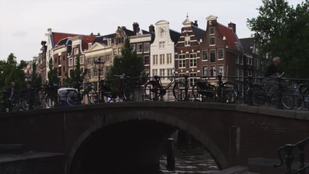 Gente cruzando puente en canal — Vídeo de stock