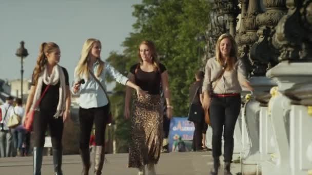 Turistas tirando fotos na ponte Paris — Vídeo de Stock